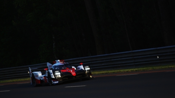 Автомобилът на Toyota с номер 7, стартирал от полпозишън, продължава