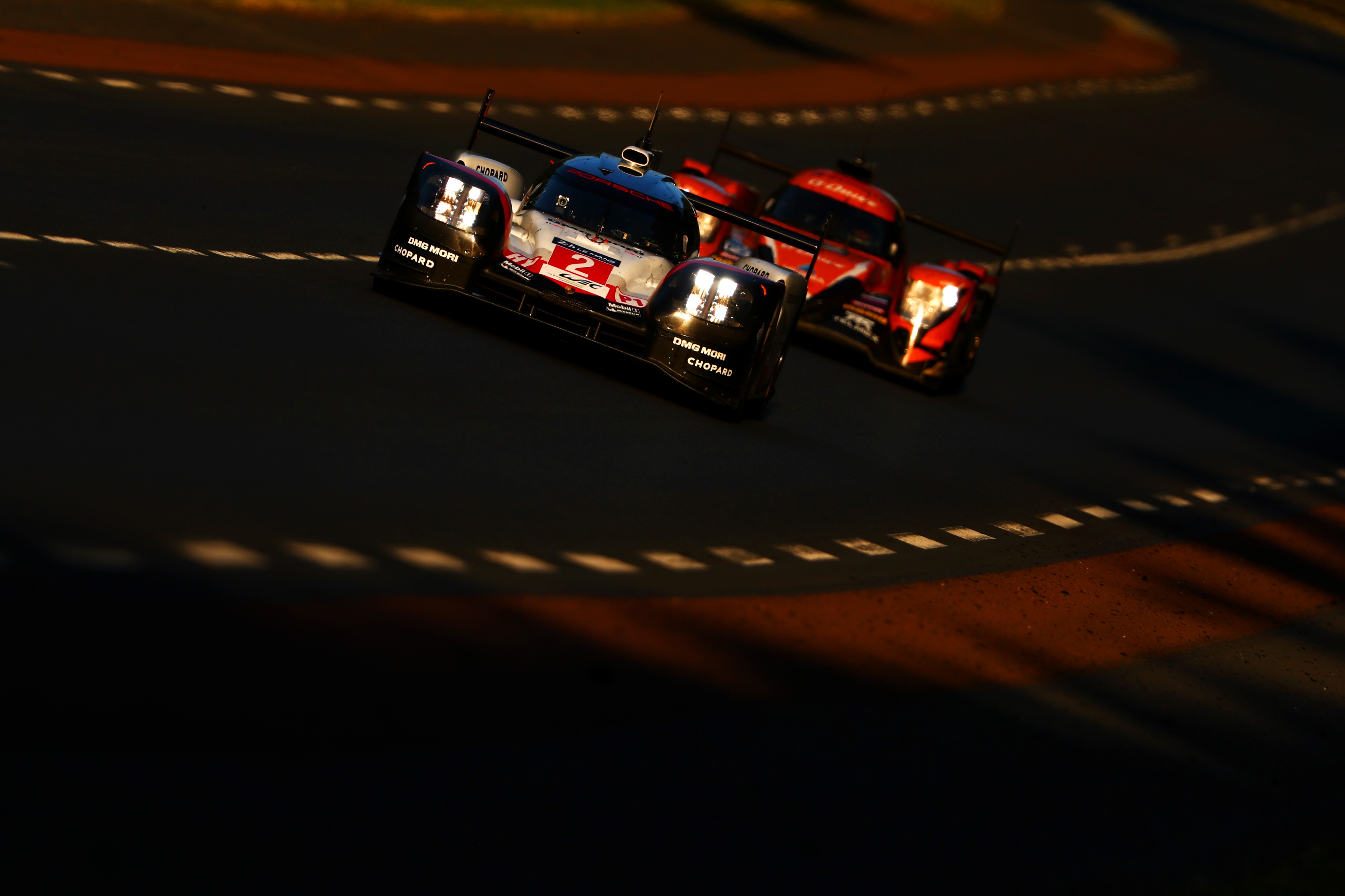 Ник Танди от автомобила на Porsche с номер 1 (Танди,