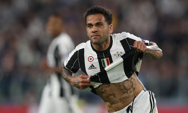 Опитният бранител на Ювентус Даниел Алвеш е договорил личните си