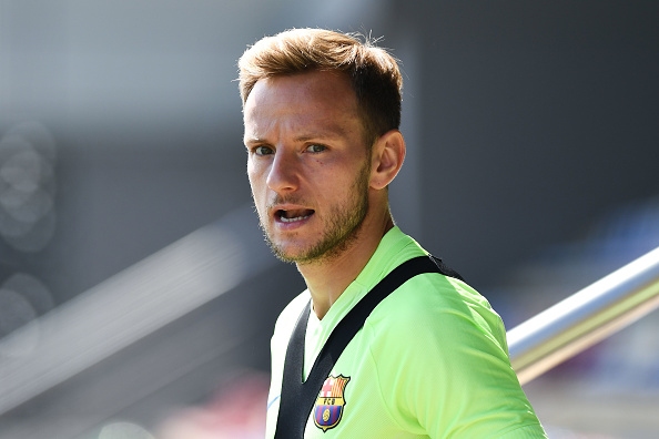 Халфът на Барселона Иван Ракитич може да продължи кариерата си