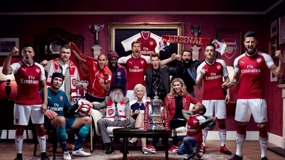 Арсенал представи новия си домакински екип за сезон 2017/18. Голямата