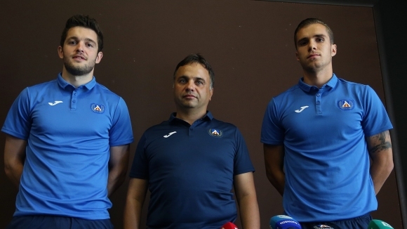 Наставникът на Левски Николай Митов няма да разчита на две