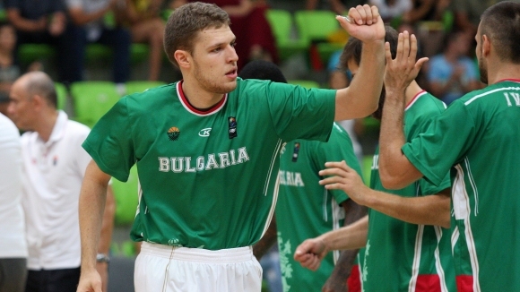 Александър Везенков ще продължи да носи екипа на Барселона още