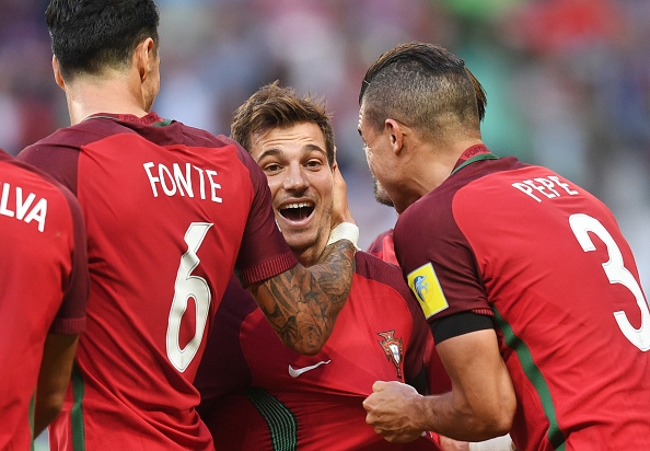 Десният бек на Саутхамптън Седрик Соарес може изненадващо да се