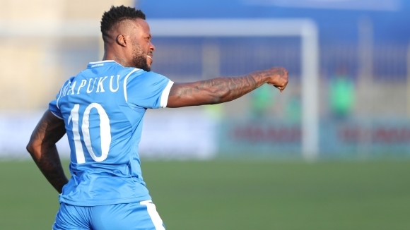 Нападателят Жуниор Мапуку, който вкара два гола за Левски във