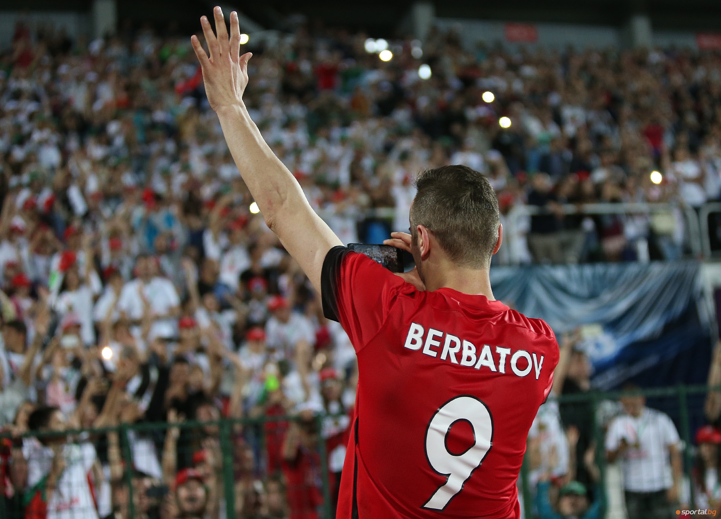 Димитър Бербатов ще подпише 6-месечен договор с Берое. Нападателят ще