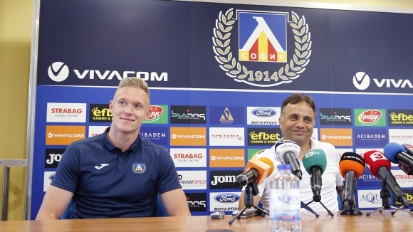 Треньорът на Левски Николай Митов обмисля да пусне Роман Прохазка