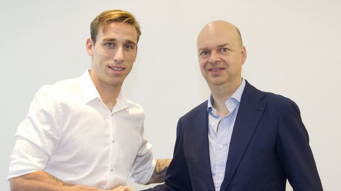 Халфът Лукас Бииля вече официално е футболист на Милан. 31-годишният