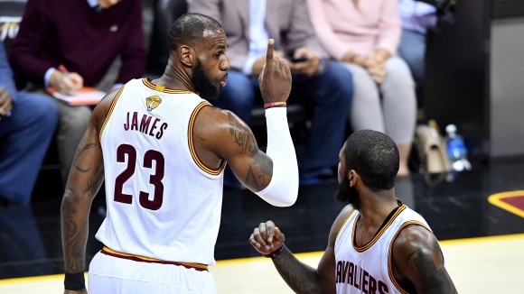 ЛеБрон Джеймс е бесен на Кайри Ървинг, но не толкова