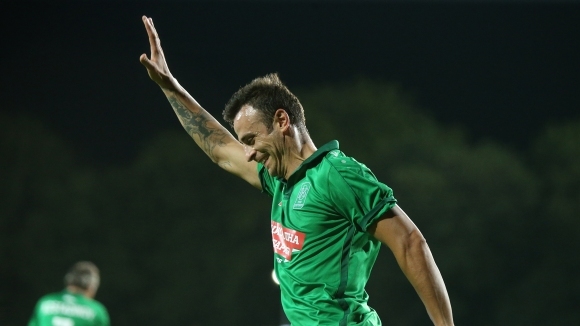 Остана по малко от час до началото на символичния мач