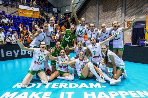 Волейболистките от женския национален отбор на България водени от селекционера