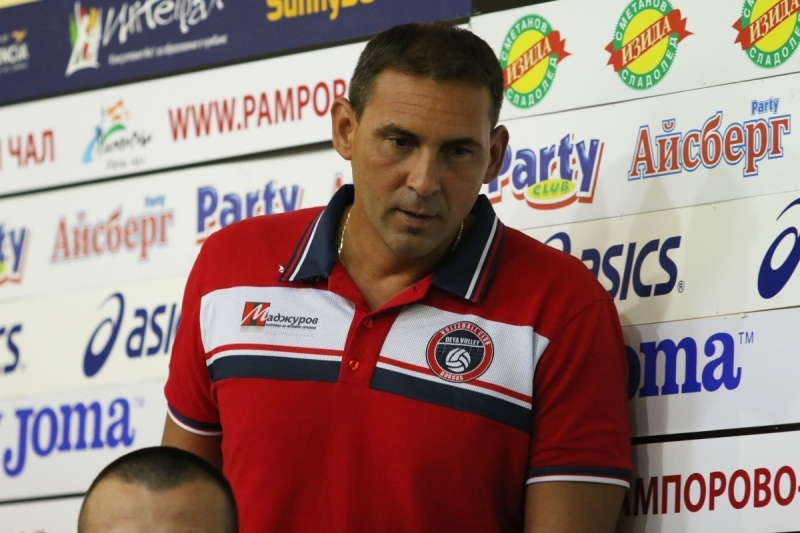 Бившият вече треньор на шампиона в Суперлигата при мъжете Нефтохимик