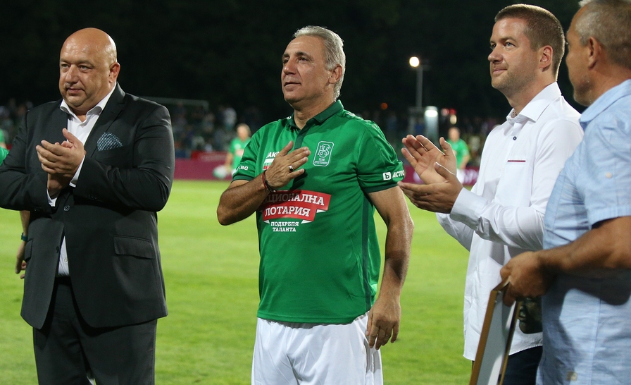 Христо Стоичков е задействал организирането на футболен мач между ветераните