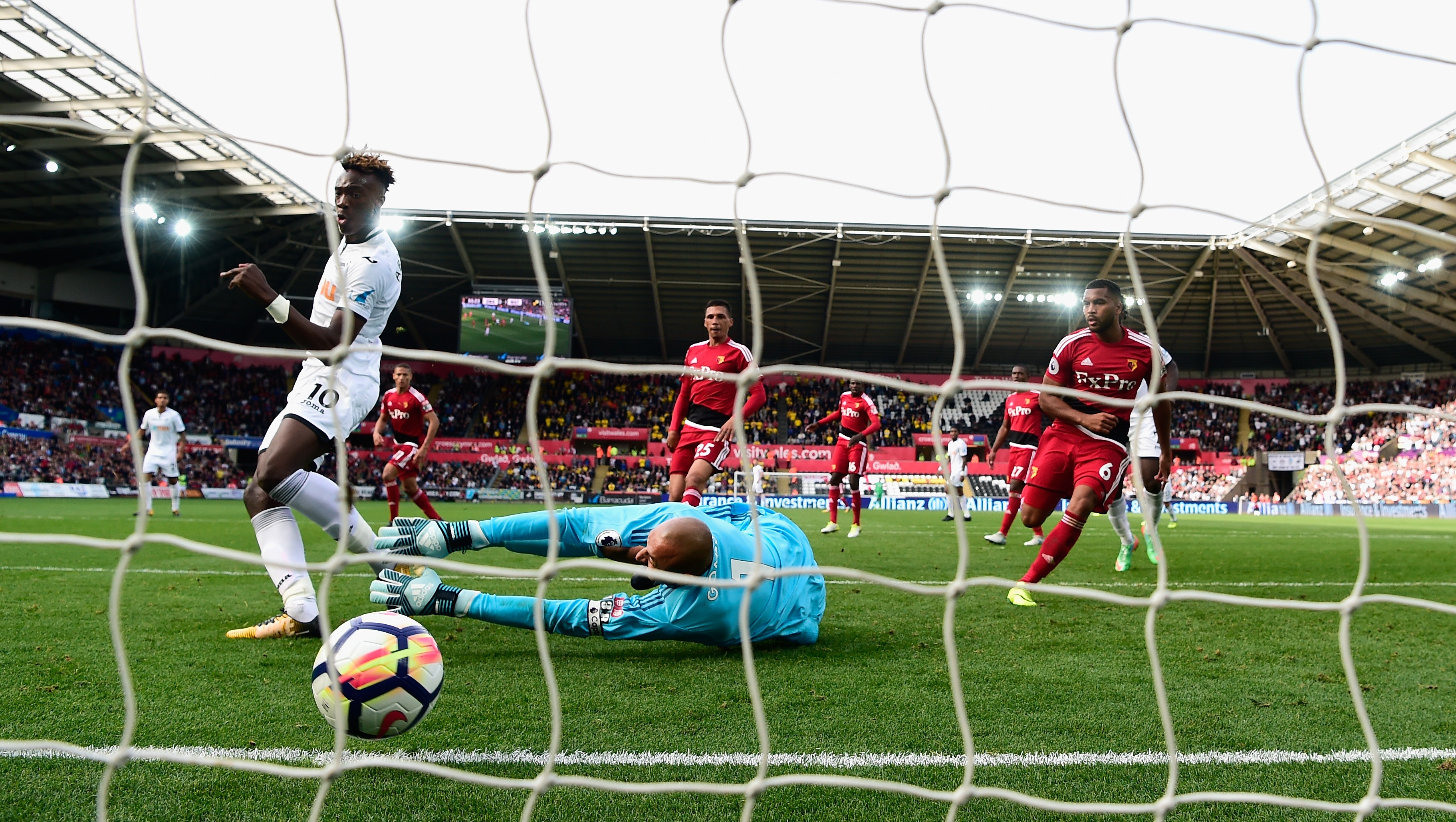 Гол в последната минута на Ричарлисън донесе победата на Уотфорд