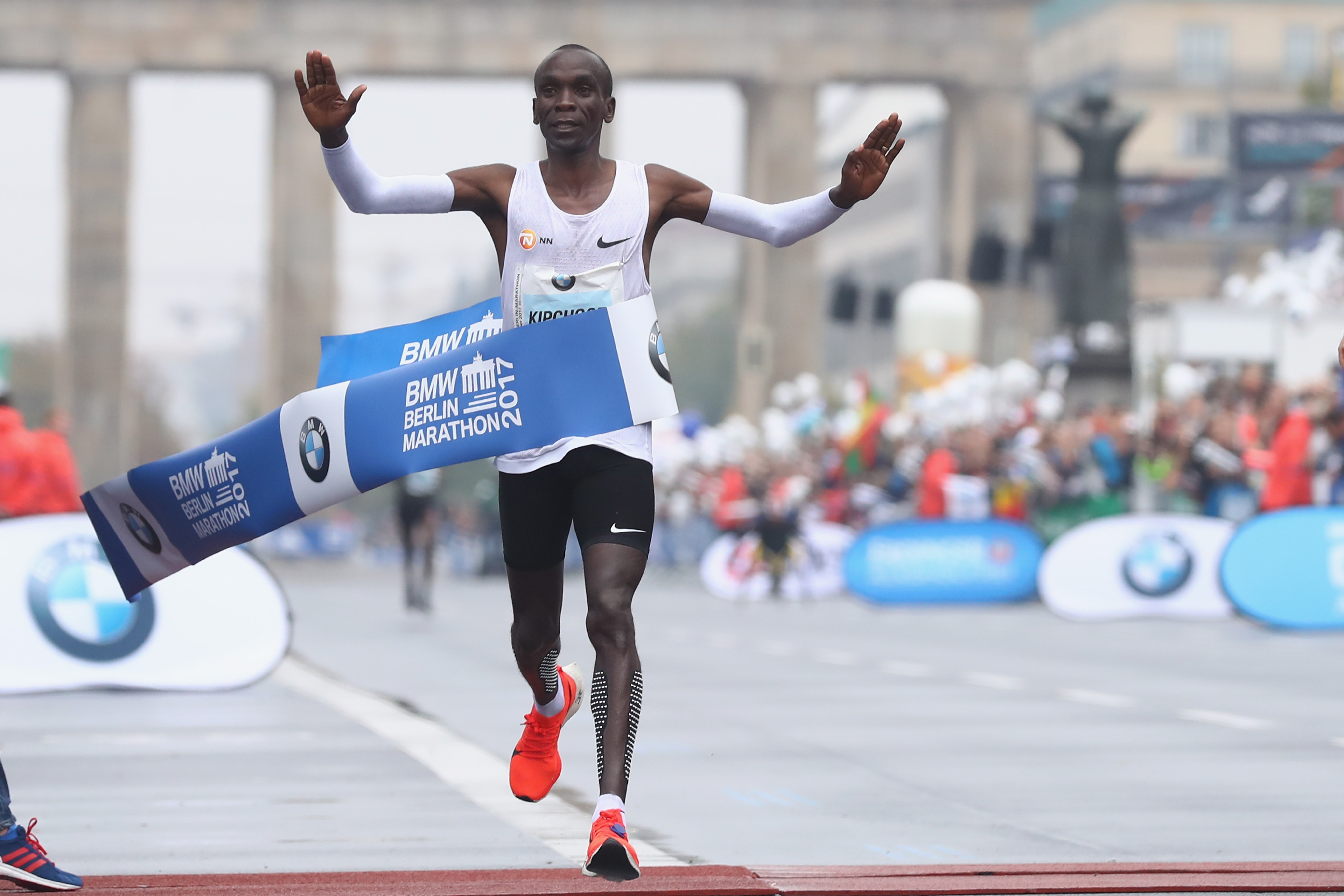 Олимпийският шампион от Рио 2016 Елиуд Кипчоге спечели маратона на