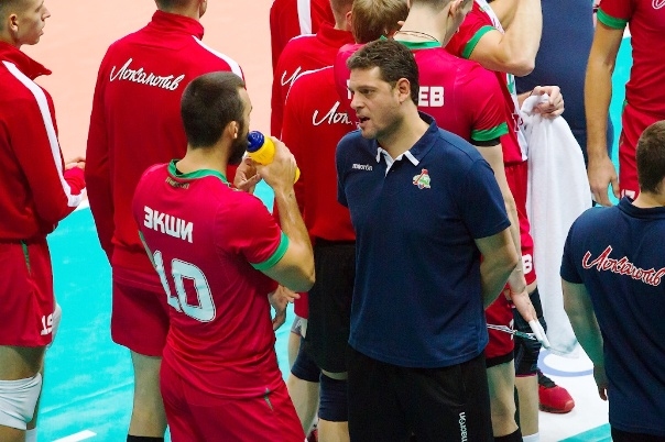 Селекционерът на националния ни волейболен отбор Пламен Константинов и воденият