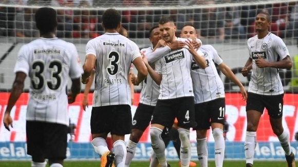 Отборът на Айнтрахт Франкфурт се добра до трета победа в