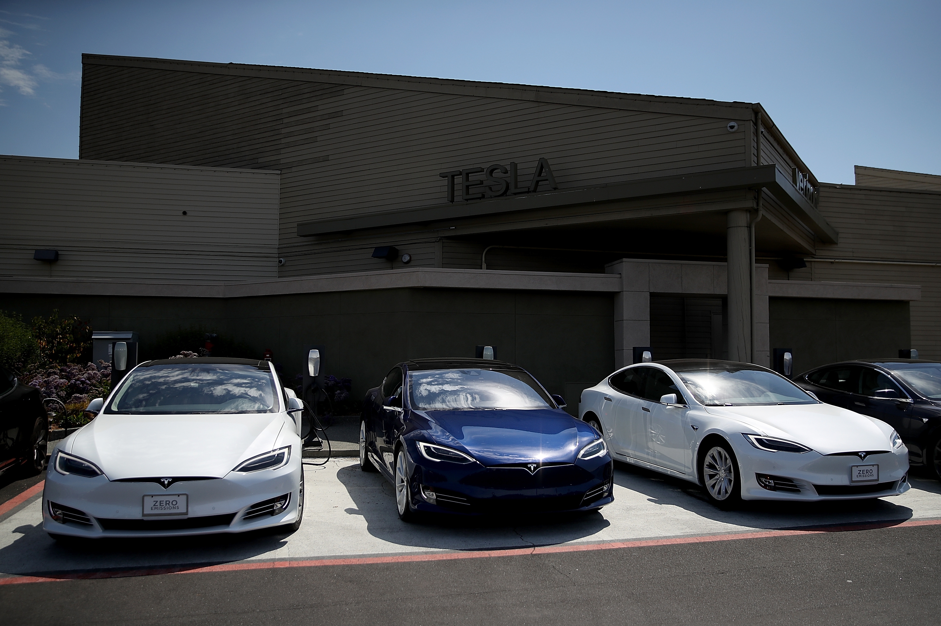 Tesla далеч не влезе в септемврийските си срокове за доставка
