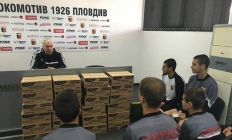 По своя дългогодишна традиция футболната легенда Христо Бонев дари днес