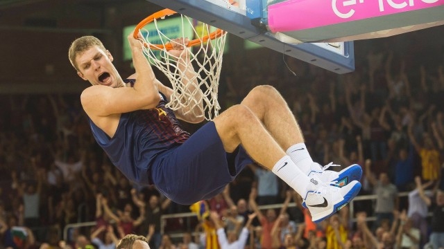 Александър Везенков и съотборниците му от баскетболния Барселона се включиха