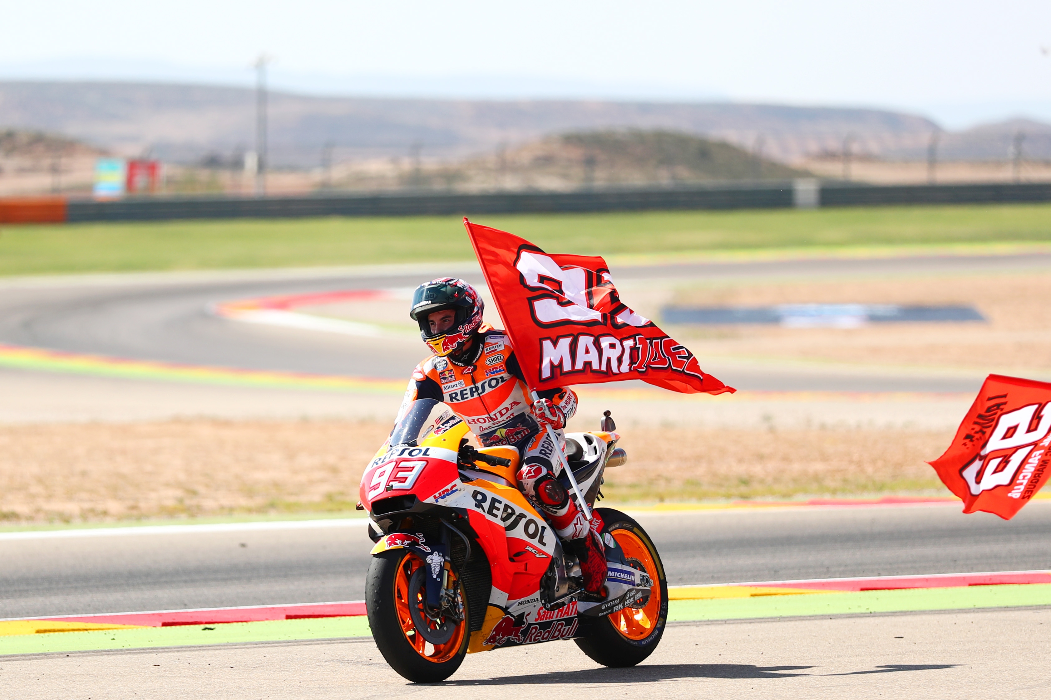 Четири кръга преди финала на сезон 2017 в MotoGP изглежда