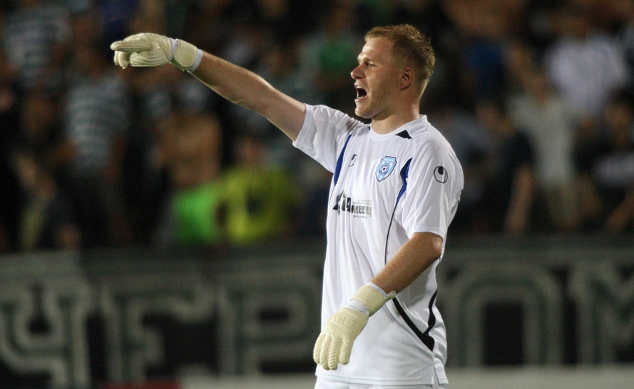 Вратарят Евгений Боровик ще пропусне двубоите на Черно море от