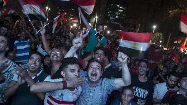 Египетската столица Кайро се озари с фойерверки след като националният