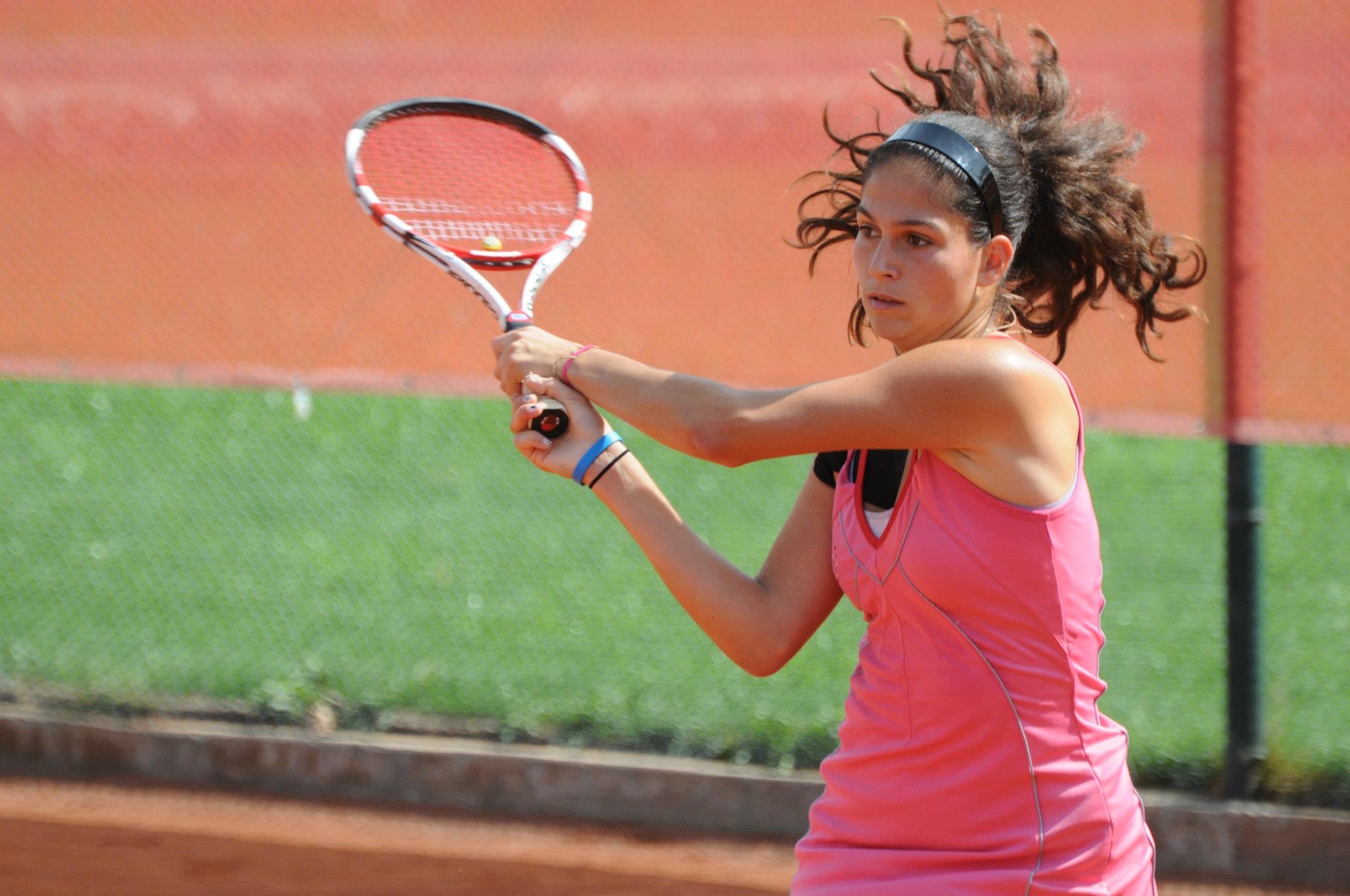 Изабелла Шиникова спечели убедително турнира по тенис на червени кортове