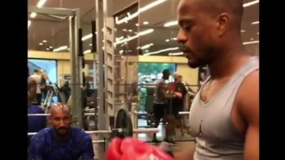 Патрис Евра спокойно може да помисли за кариера в ММА