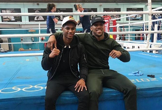 Нападателят на Манчестър Юнайтед Маркъс Рашфорд инспектира тренировките на Антъни