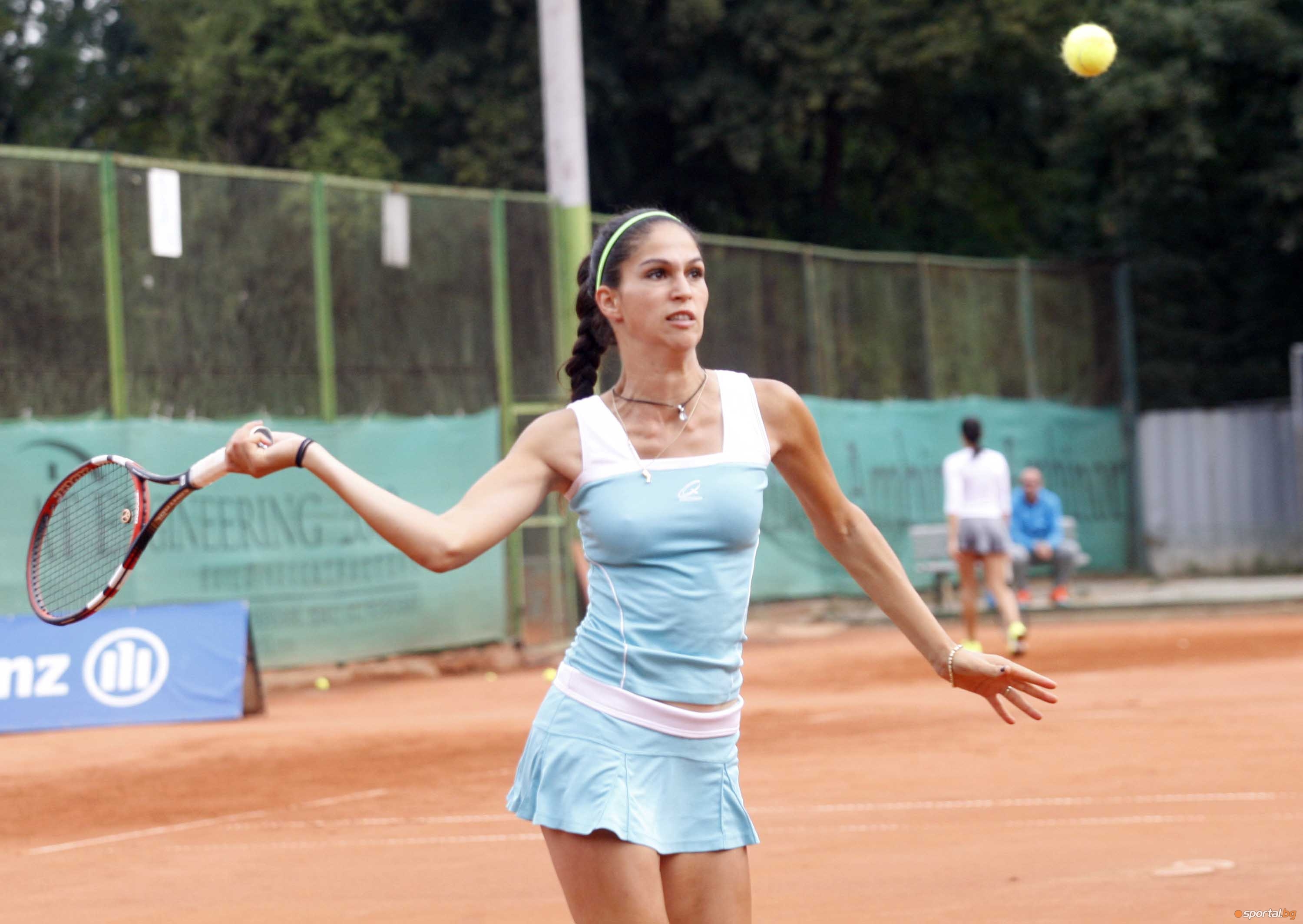 Изабелла Шиникова се класира за полуфиналите на турнира по тенис