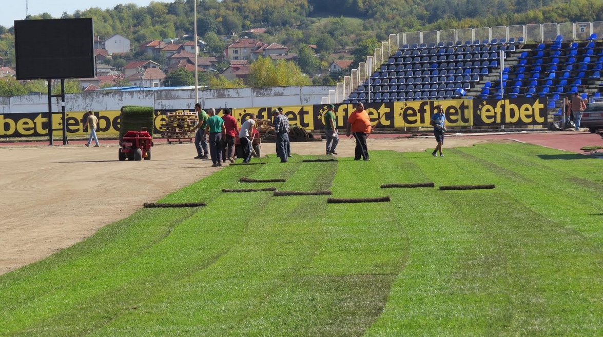 На стадион &bdquo;Огоста&rdquo; започнаха полагането на тревната настилка. Тя е