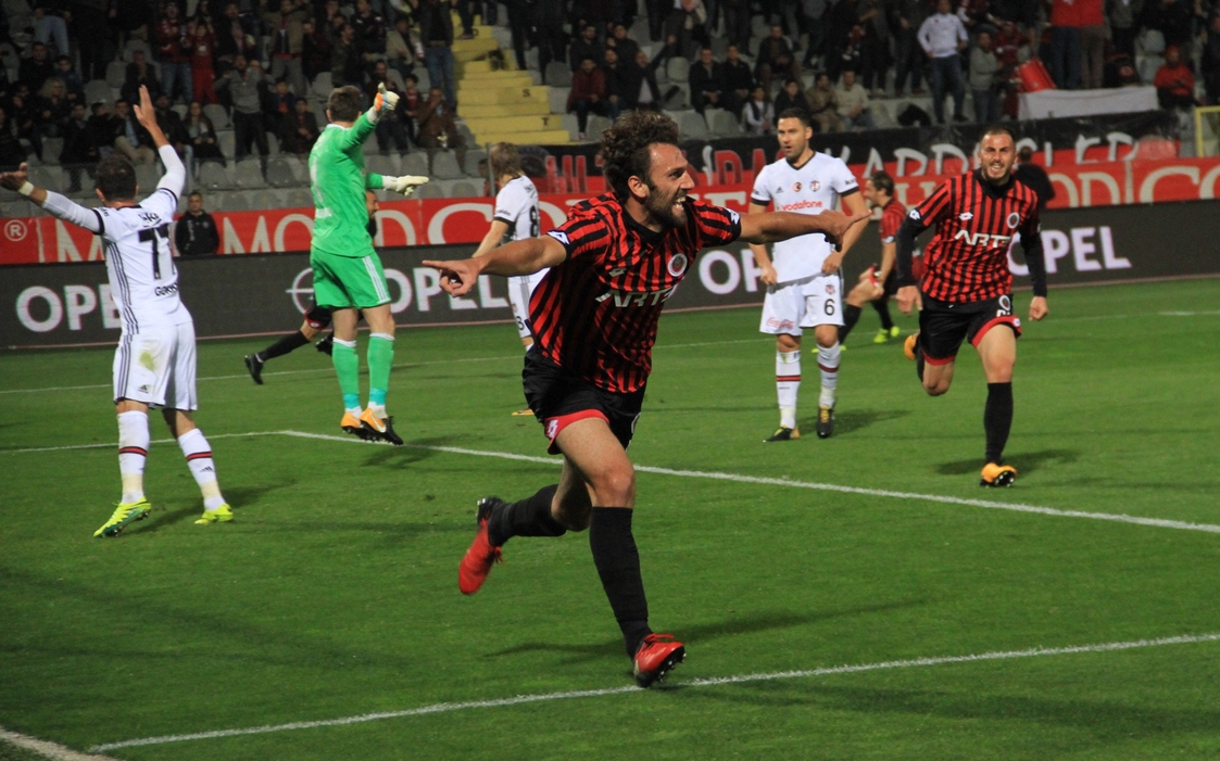 Шампионът Бешикташ вече в три поредни мача в Сюпер лиг