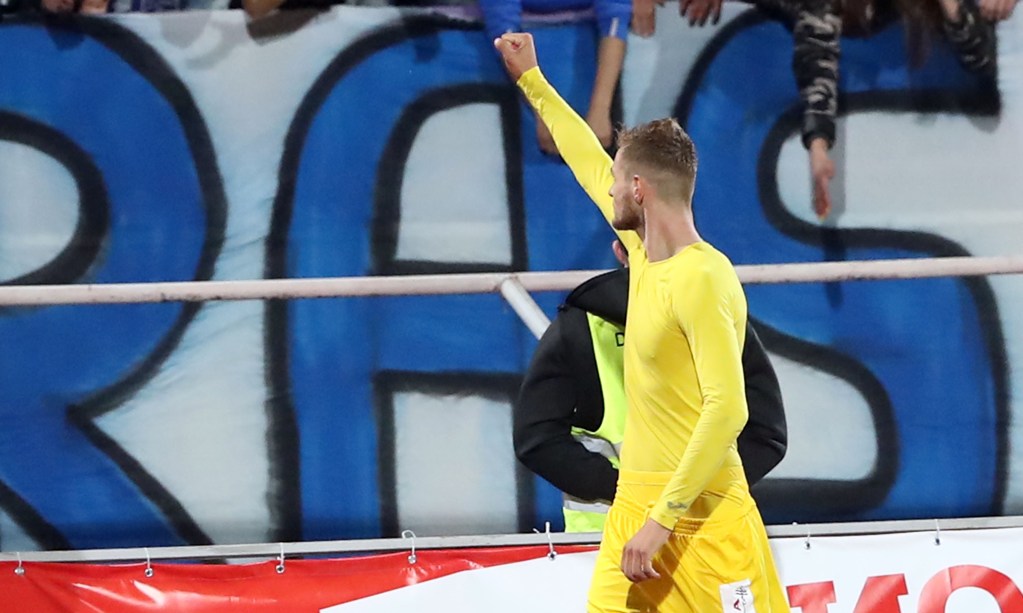 Централният защитник на Левски Давид Яблонски е играл болен срещу