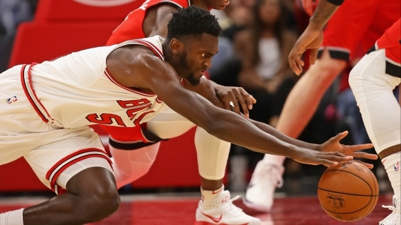 Крилото на Чикаго Боби Портис прати съотборника си и конкурент