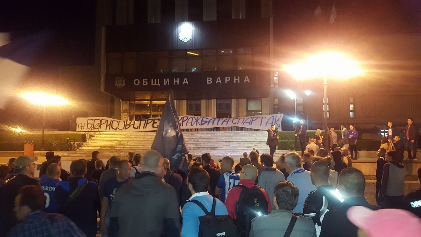 Феновете на Спартак извадиха куфарче с пари в евро, с