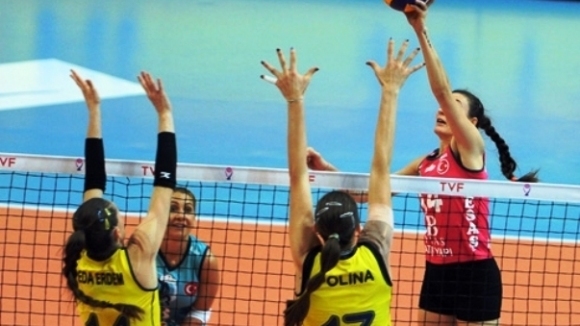 Волейболната националка Емилия Димитрова направи страхотен официален дебют за своя
