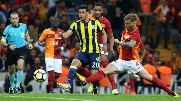 Галатасарай и Фенербахче завършиха наравно 0:0 в дербито на Истанбул