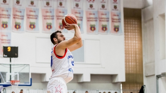 Павел Маринов и Стяуа Букурещ спечелиха домакинството си на Търгу