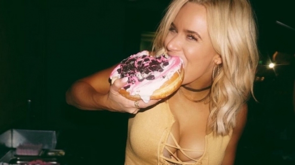 Половинката българския кечист Мирослав Бърняшев публикува закачлива снимка в Инстаграм