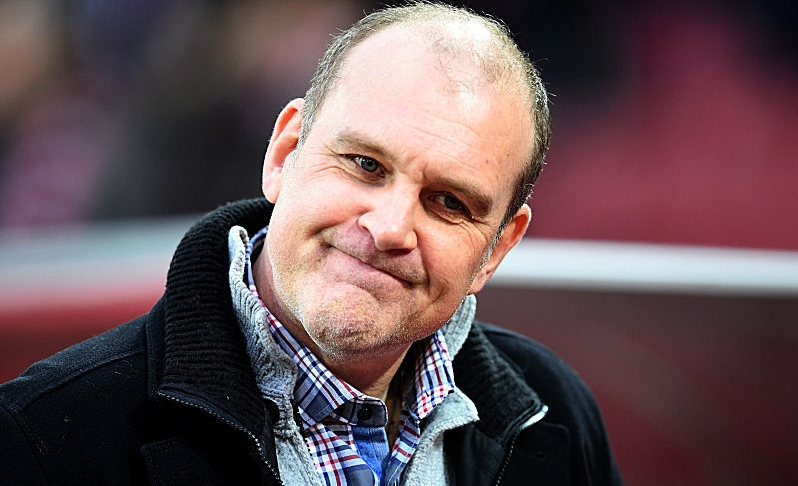 Докато всички очакват Кьолн да уволни треньора Петер Щьогер с