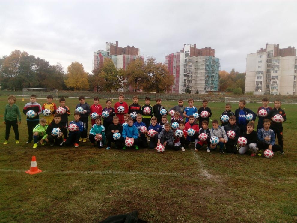 Капитанът на националния отбор по футбол Ивелин Попов дари чрез
