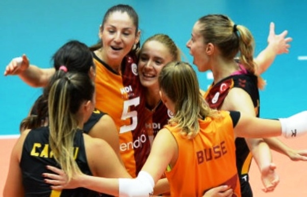 Волейболните националки Добриана Рабаджиева и Христина Русева допуснаха първа загуба