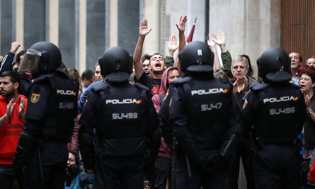 Испанската полиция обмисля вариант от отлагане на предстоящия сблъсък между