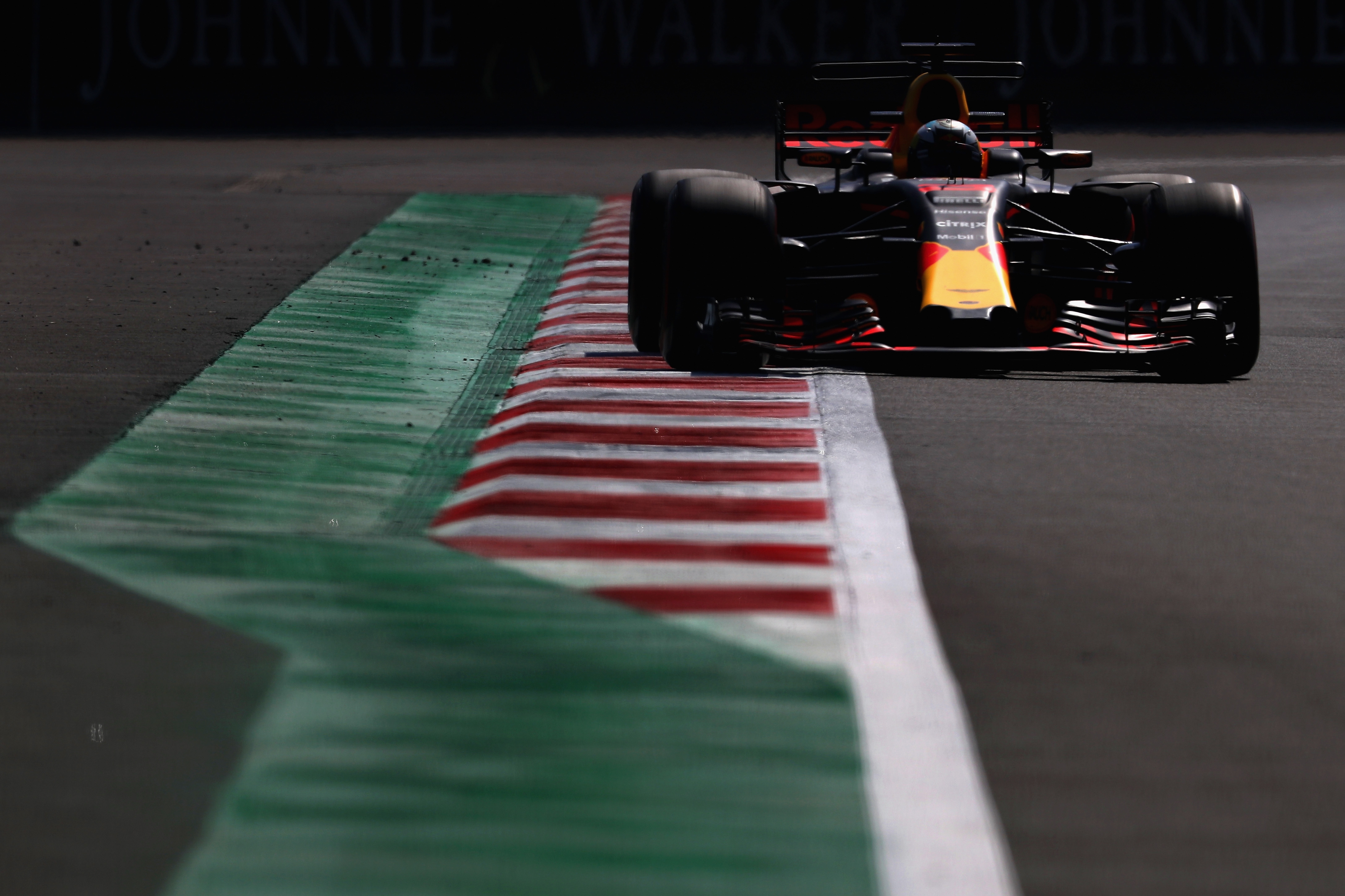 Даниел Риакрдо записа най бързата обиколка във втората свободна тренировка за