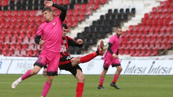 Битката за върха във Втора професионална лига продължава да бъде