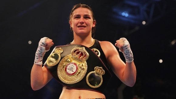 Ирландската боксова героиня Кати Тейлър е новата световна шампионка в