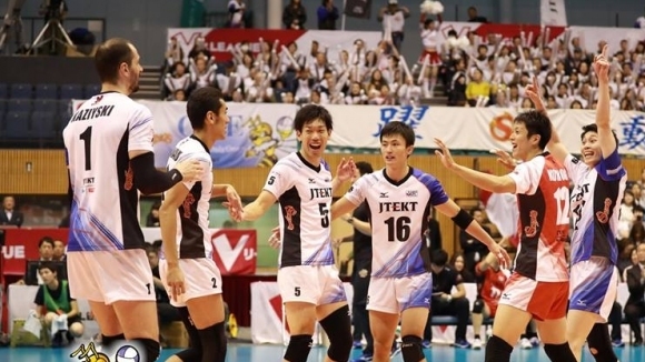 Българският волейболист Матей Казийски и тимът на ДжейТЕКТ Стингс Кария