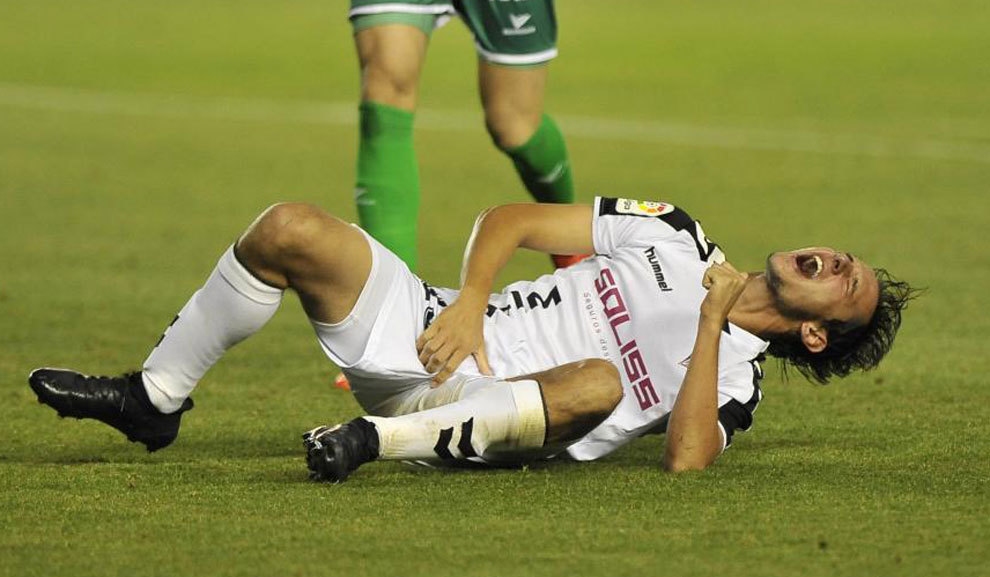 Защитникът на Албасете Мариано Битоло претърпя изключително неприятен инцидент по