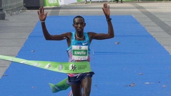 Кенийци окупираха първите три места на маратона на Франкфурт вчера.
